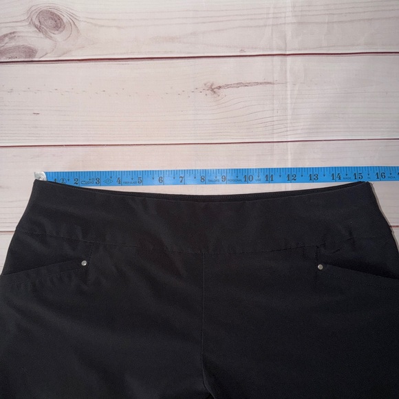 Chico’s Weekends Black Stretch Cargo Pants | Size 0.5 (US 6) - Picture 4 of 8